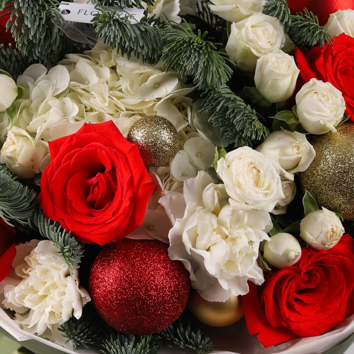 zimnij buket s elkoj i krasnoj rozoj 7